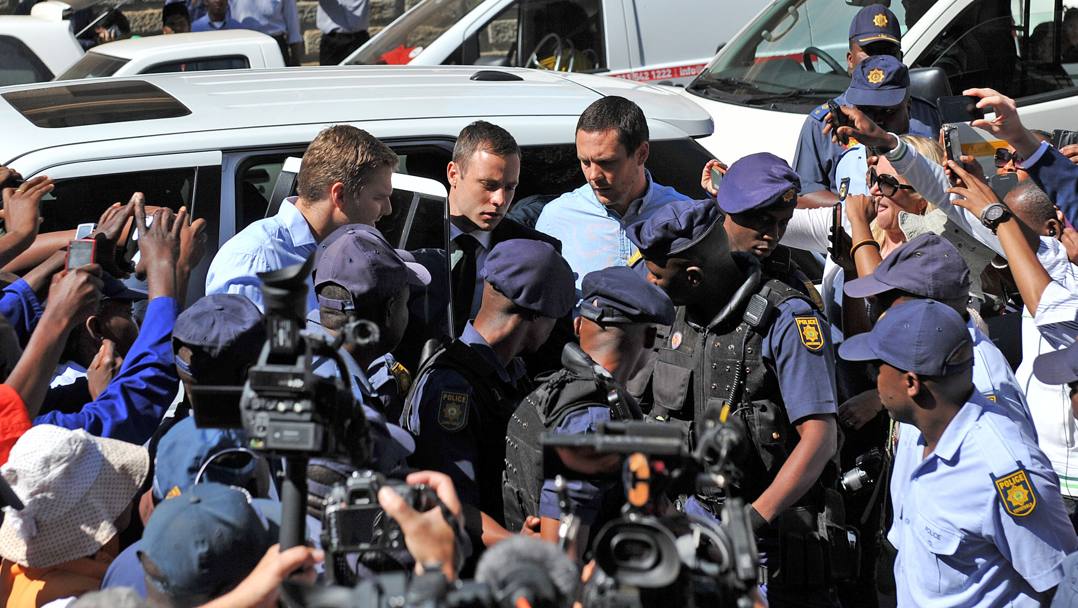 L’arrivo di Oscar Pistorius al tribunale di Pretoria dove  attesa la sentenza per l’omicidio della fidanzata Reeva Steenkamp (Ap)